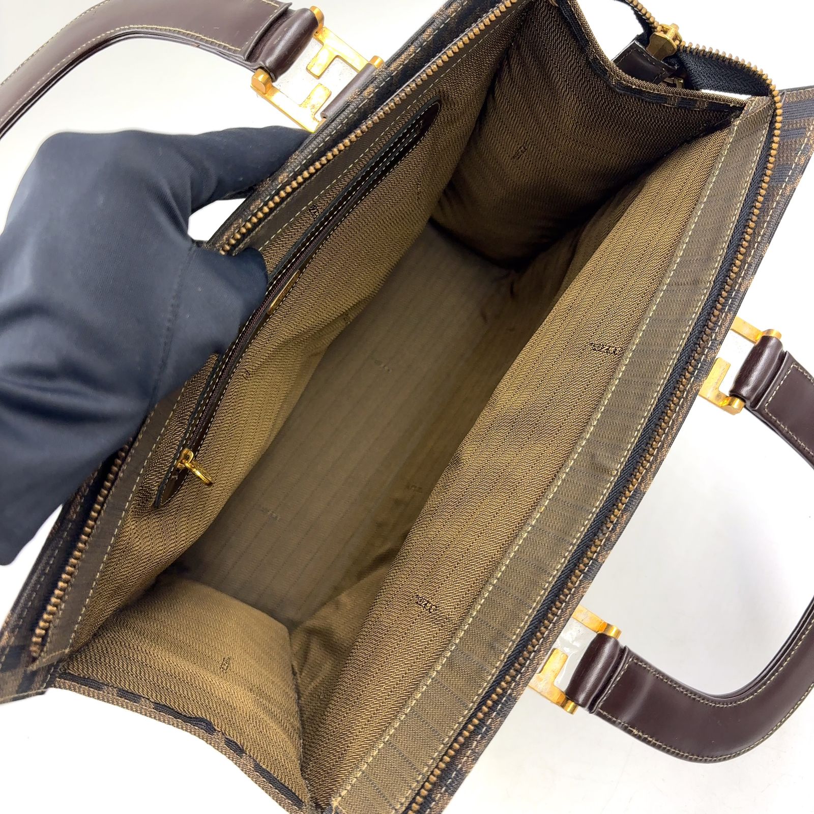 新着】FENDI ズッカ柄 レザー、キャンバス ダークブラウン、ブラウン