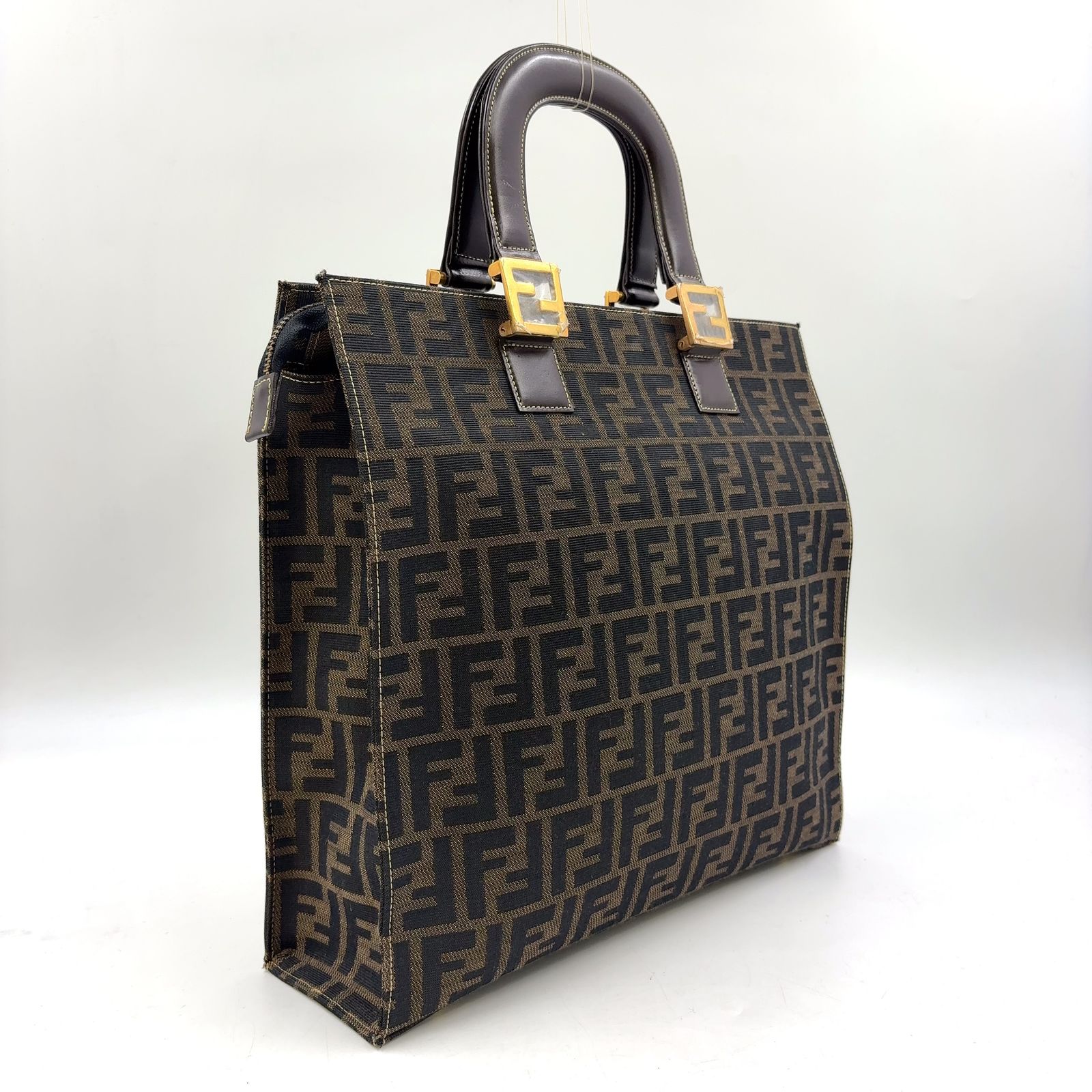新着】FENDI ズッカ柄 レザー、キャンバス ダークブラウン、ブラウン