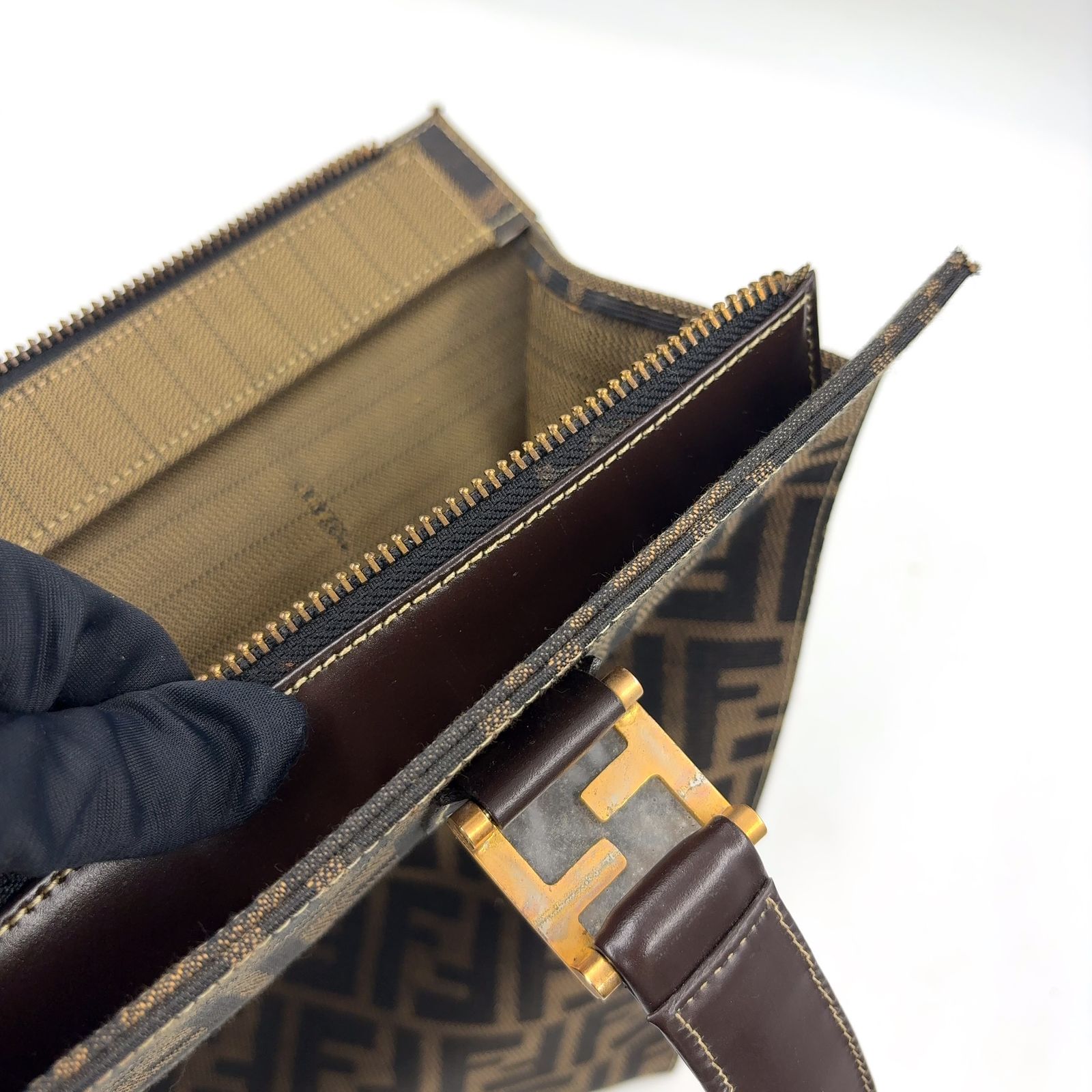 新着】FENDI ズッカ柄 レザー、キャンバス ダークブラウン、ブラウン