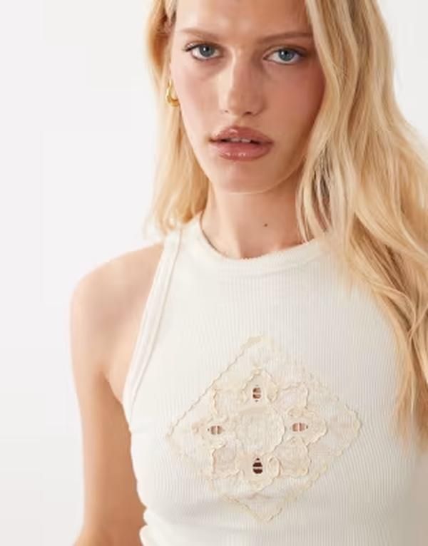 ミスセルフフリッジ レディース トップス シャツ 刺繍 Misselfridge rib tank top with embroide red trim in cream クリーム