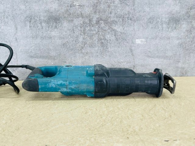 マキタ レシプロソー 【中古】動作保証 makita JR3050T 電動工具 グリーンxブラック 刃欠品 電動のこぎり 100V 9A 50-60Hz 860W /517498