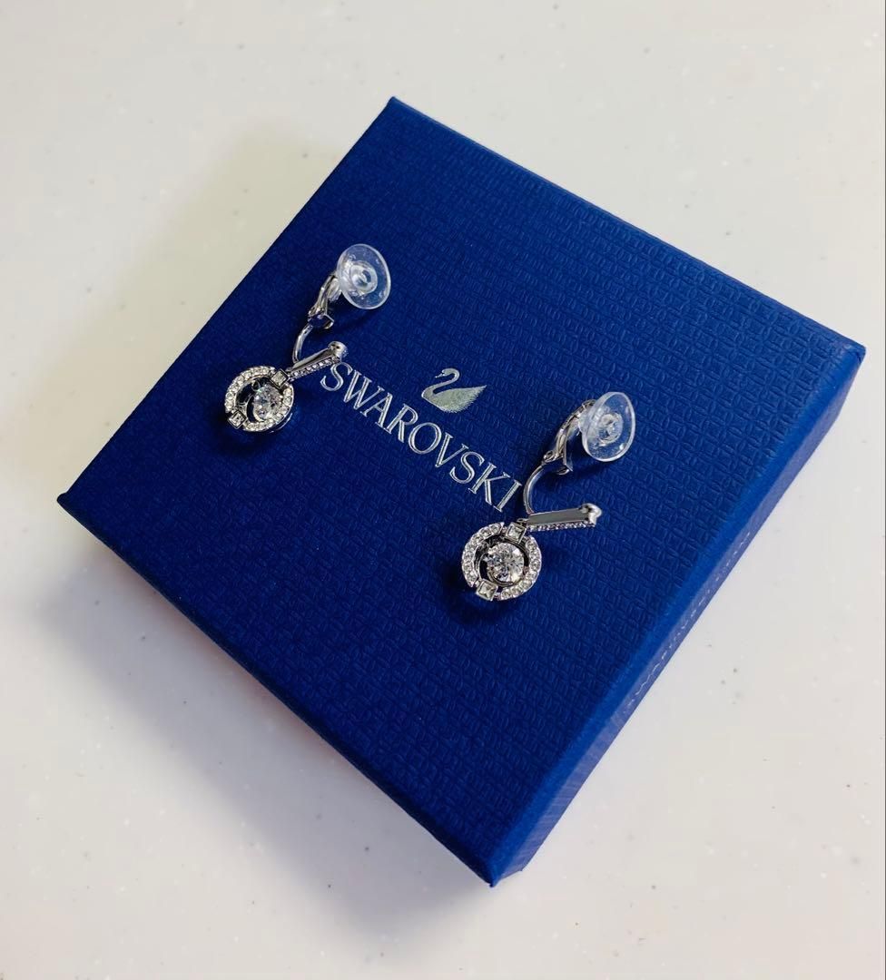 ほぼ新品スワロフスキーSwarovski SparklingDanceイヤリング - メルカリ