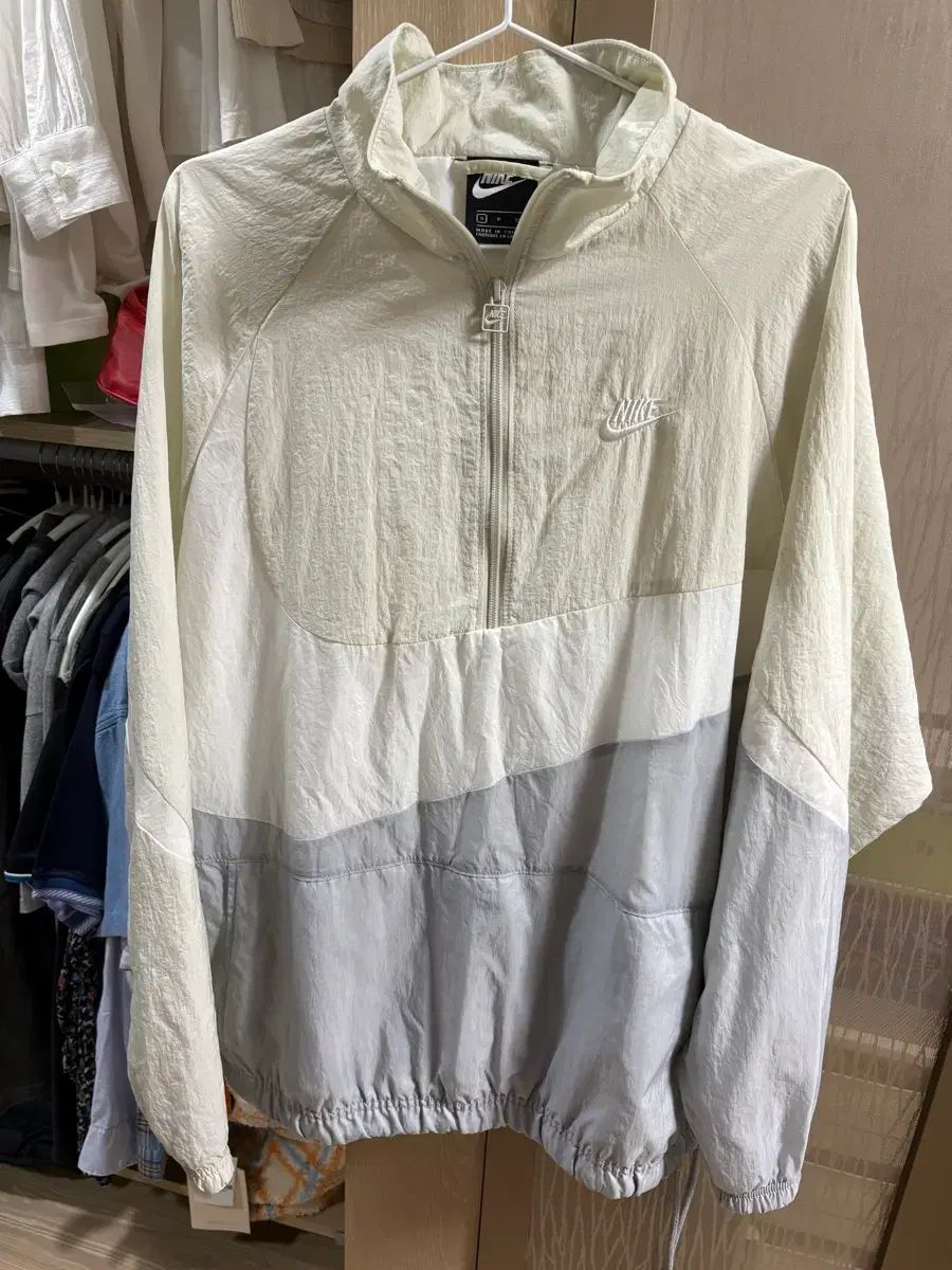 ナイキ スウッシュ Anorak（アノラック） ウインドブレーカー 白 ウルフ グレー