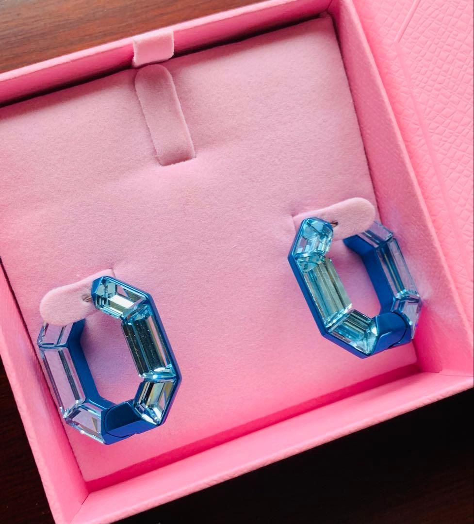 スワロフスキー Swarovski Lucent フープピアス 小 ブルー - メルカリ