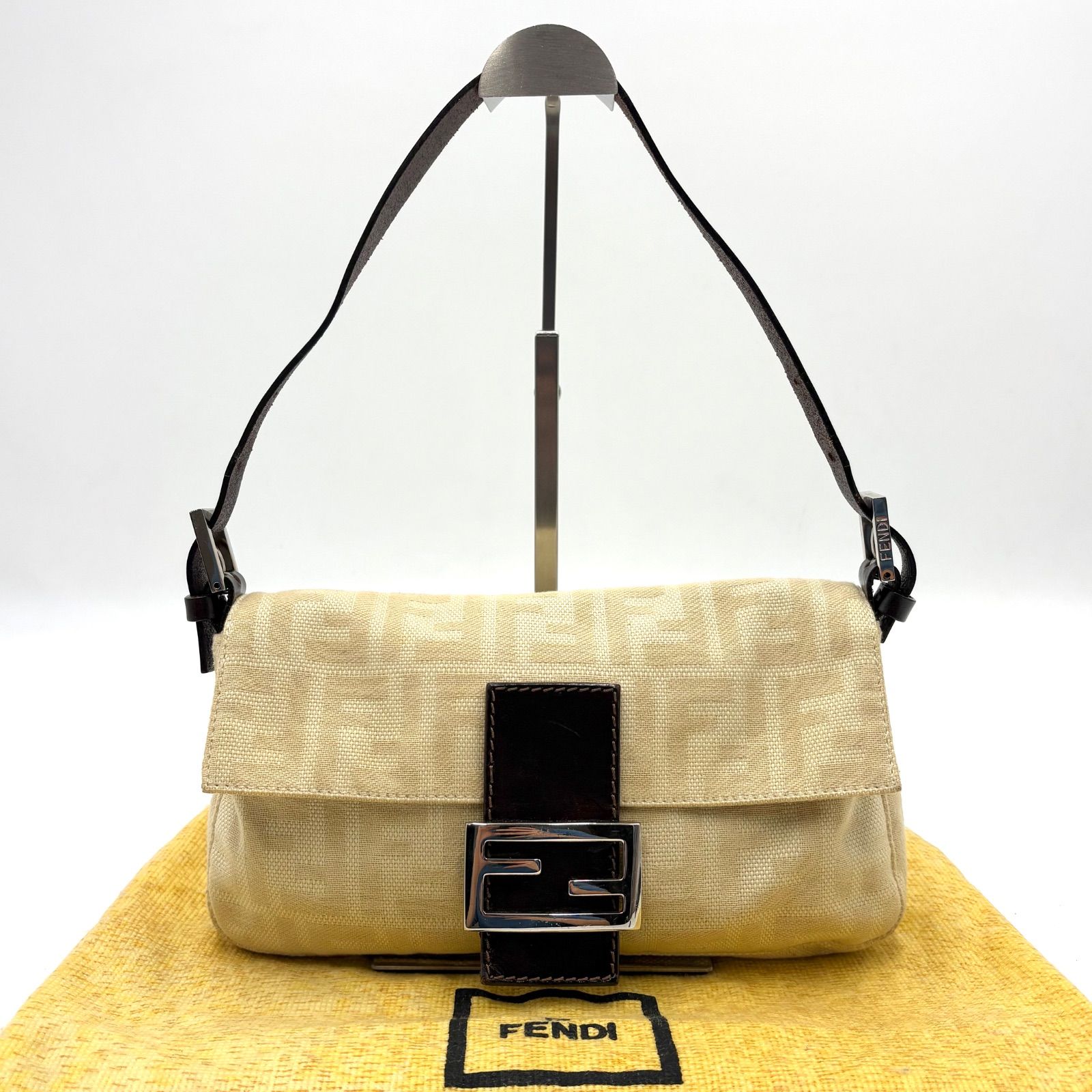 FENDI フェンディ マンマバケット FF金具 ショルダーバッグ ホワイト 