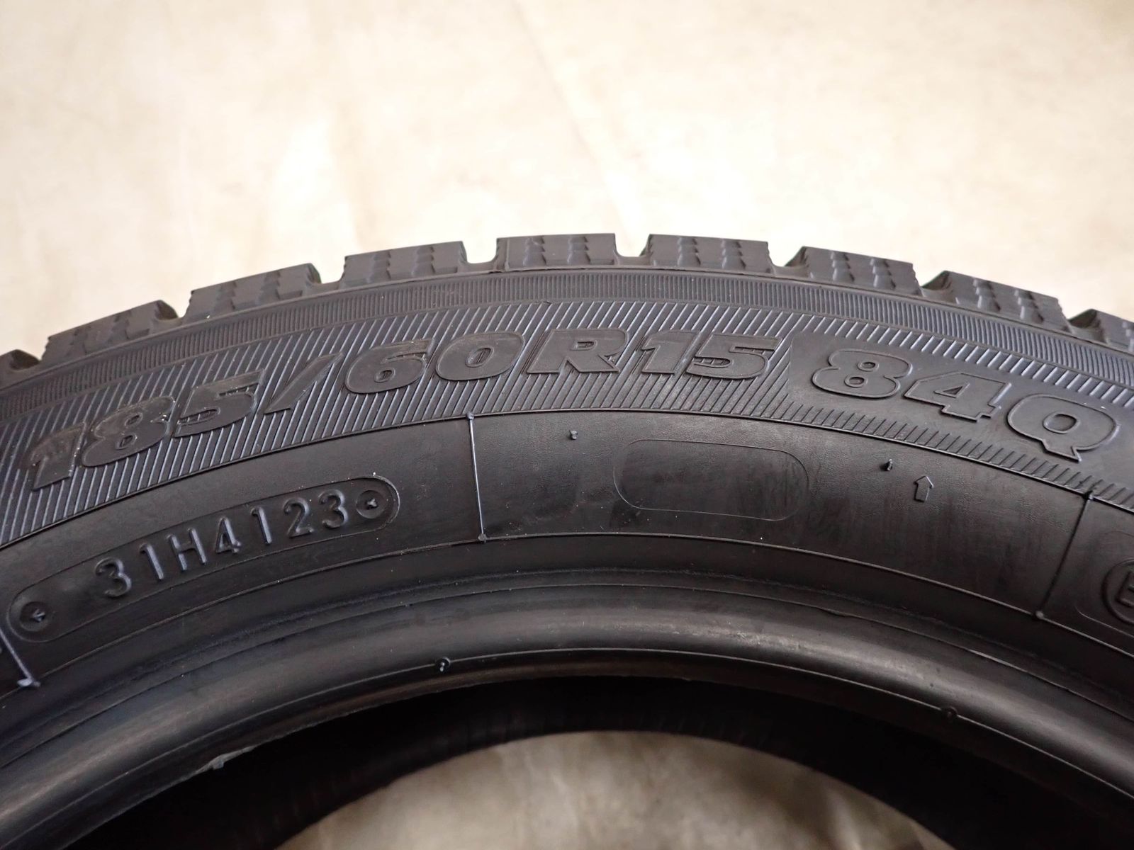 冬4本価格 会社宛 送料無料 185/60R15 84Q トーヨー オブザーブ GIZ2