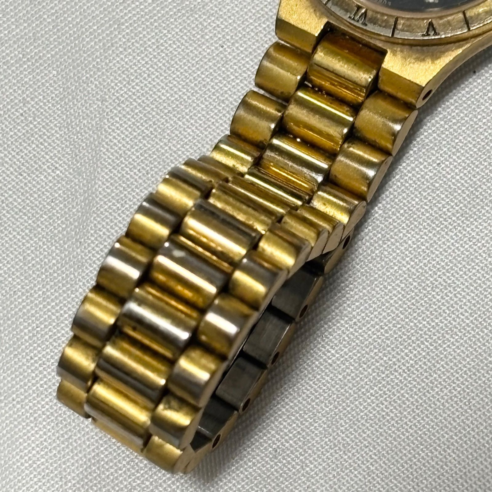 送料無料】BULOVA/ブローバ/ブラック×ゴールド/クォーツ腕時計/電池