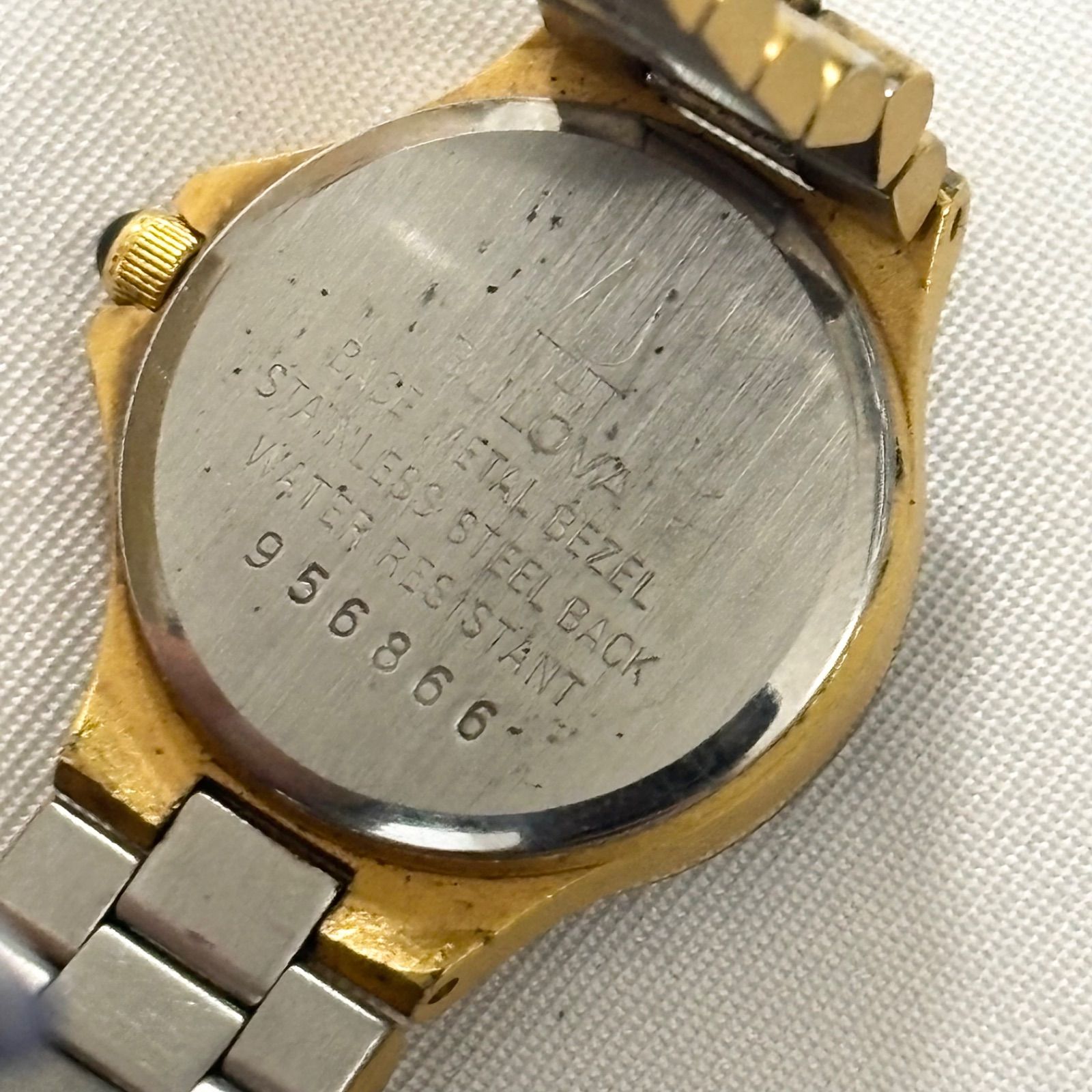 送料無料】BULOVA/ブローバ/ブラック×ゴールド/クォーツ腕時計/電池
