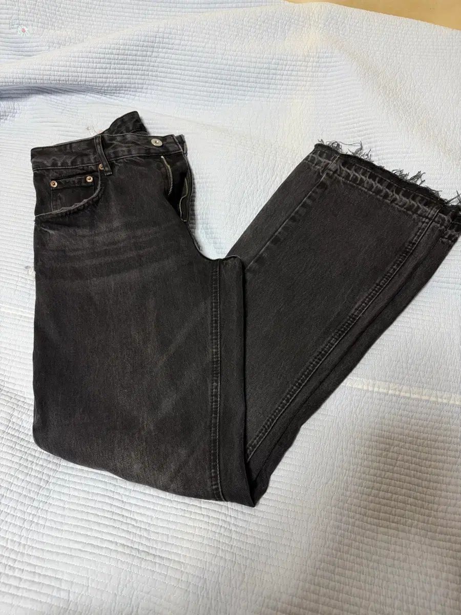 ZARA - 日本 Japan ⁄ ダメージ加工フレアフィットデニムパンツ 