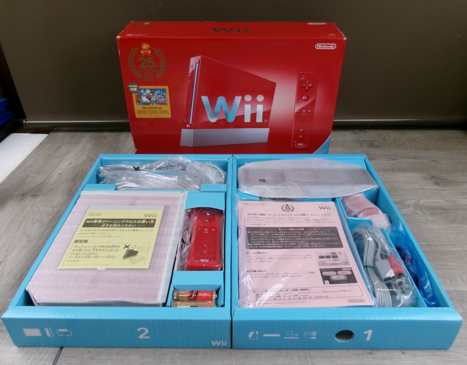 【Nintendo】　ニンテンドー　Wii　スーパーマリオ　25周年記念仕様　レッド　箱付き　26WK1086