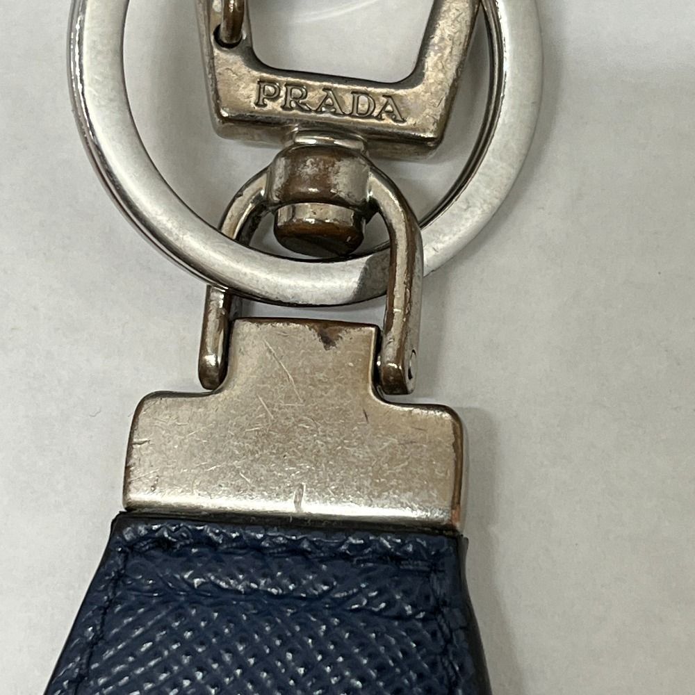 06w12757 PRADA サフィアーノ トライアングルロゴプレート キーリング