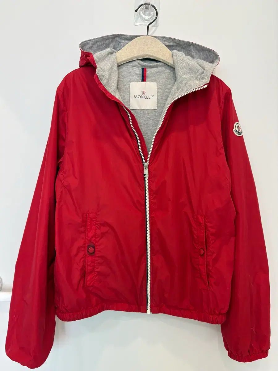 本日セール！美品⭐︎Moncler 赤 フード付きウィンドブレーカー　116cm 正規品))) モンクレール ウィンドブレーカー 14A/55サイズ - メルカリ