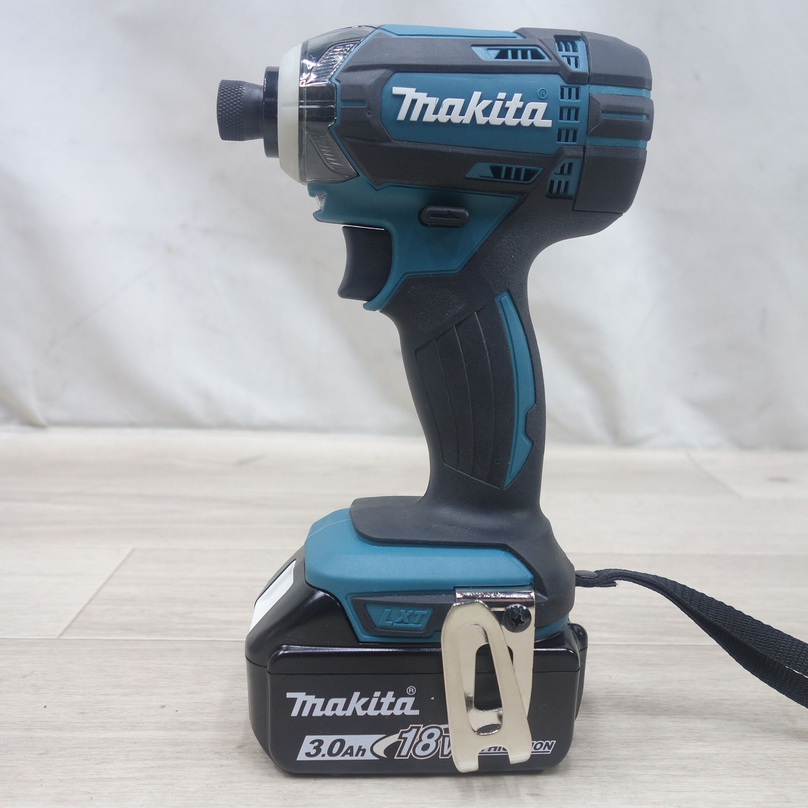送料無料] 美品！バッテリー2個◇マキタ 充電式 インパクトドライバ 