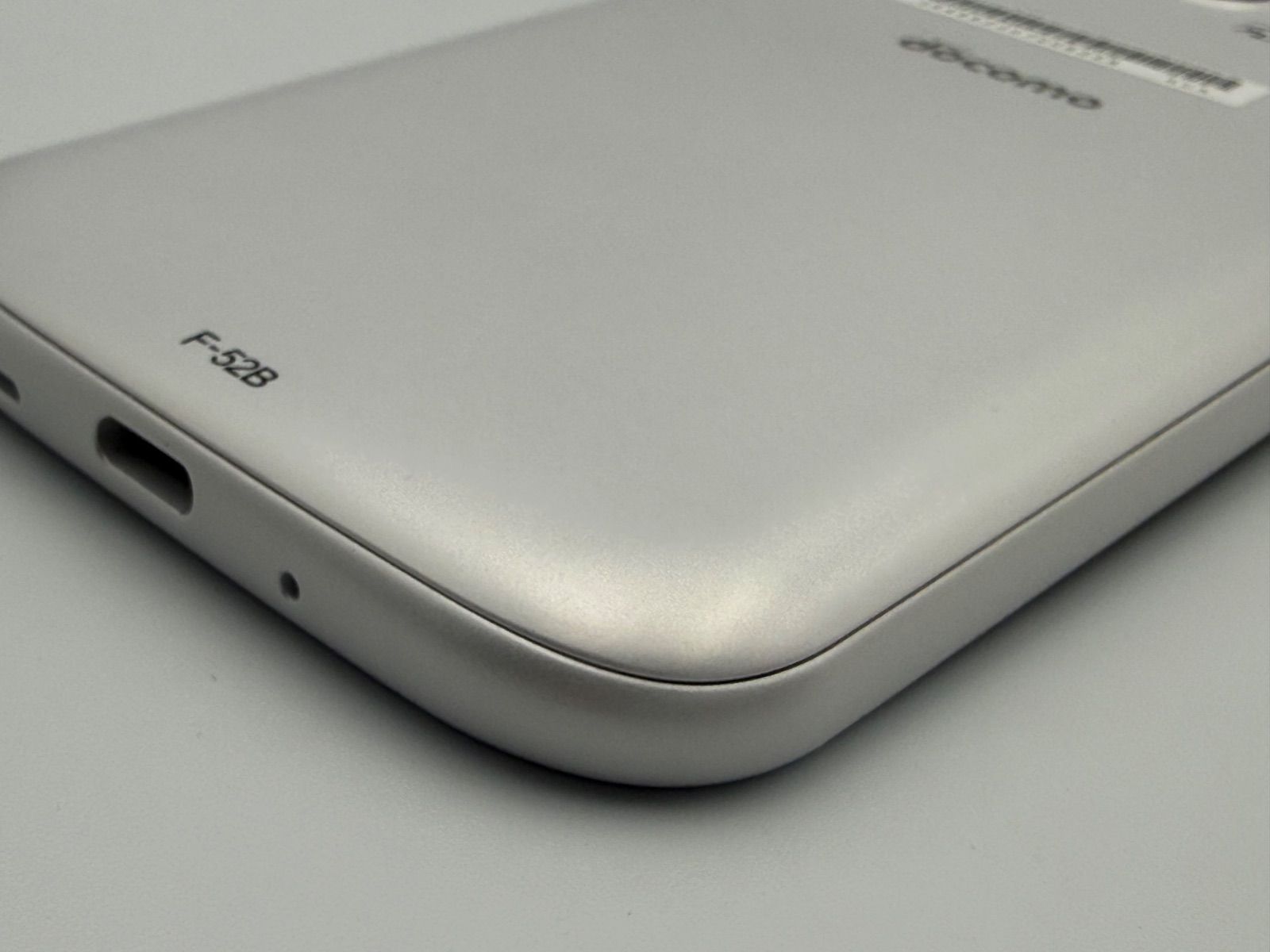 docomo らくらくスマホ F-52B 白 5G 中古 - メルカリ