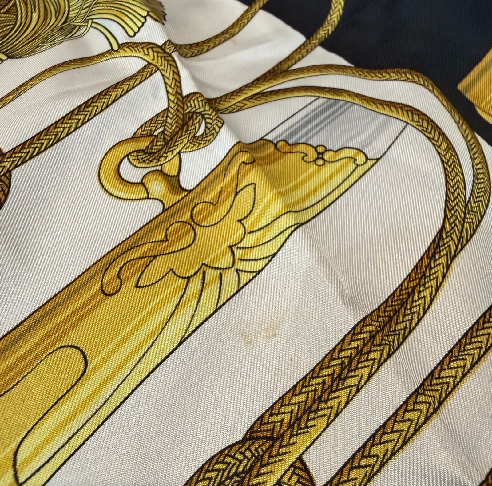 美品 エルメス スカーフ カレ 90 クリケティス CLIQUETIS 剣柄 ☆NA6243 HERMES エルメス カレ90 Cliquetis クリケティス 剣 シルク