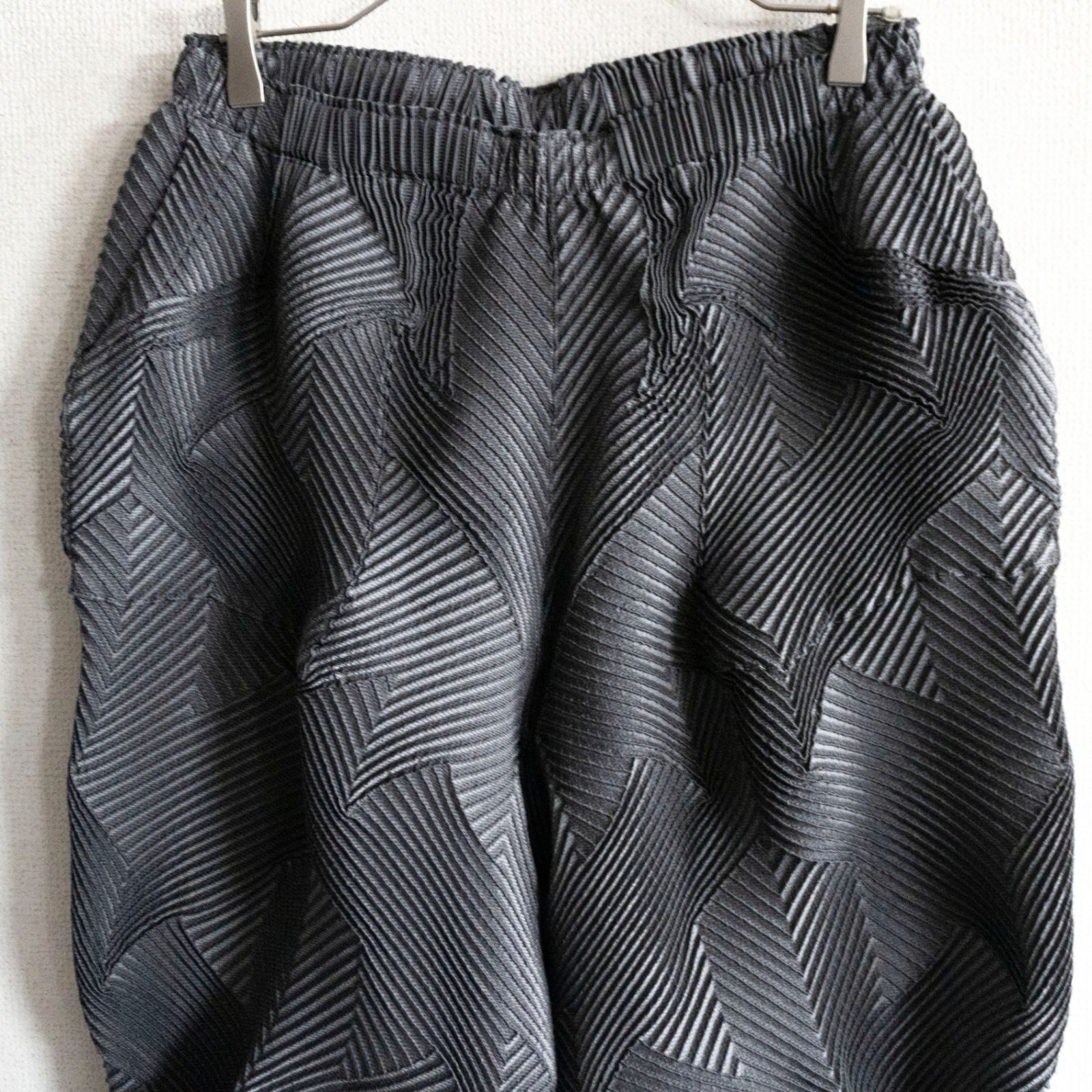 【美品/2026年モデル】A-POC ABLE ISSEY MIYAKE【TYPE-O 010 Steam Stretch パンツ】2 エイポック イッセイミヤケ ダークグレー 26060868 美品/2026年モデル】A-POC ABLE ISSEY MIYAKE【TYPE-O 010 Steam