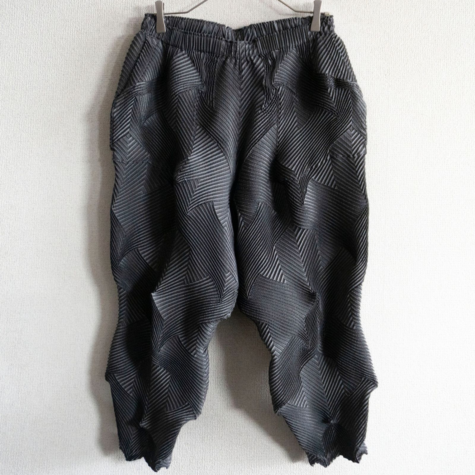 【美品/2026年モデル】A-POC ABLE ISSEY MIYAKE【TYPE-O 010 Steam Stretch パンツ】2 エイポック イッセイミヤケ ダークグレー 26060868 美品/2026年モデル】A-POC ABLE ISSEY MIYAKE【TYPE-O 010 Steam