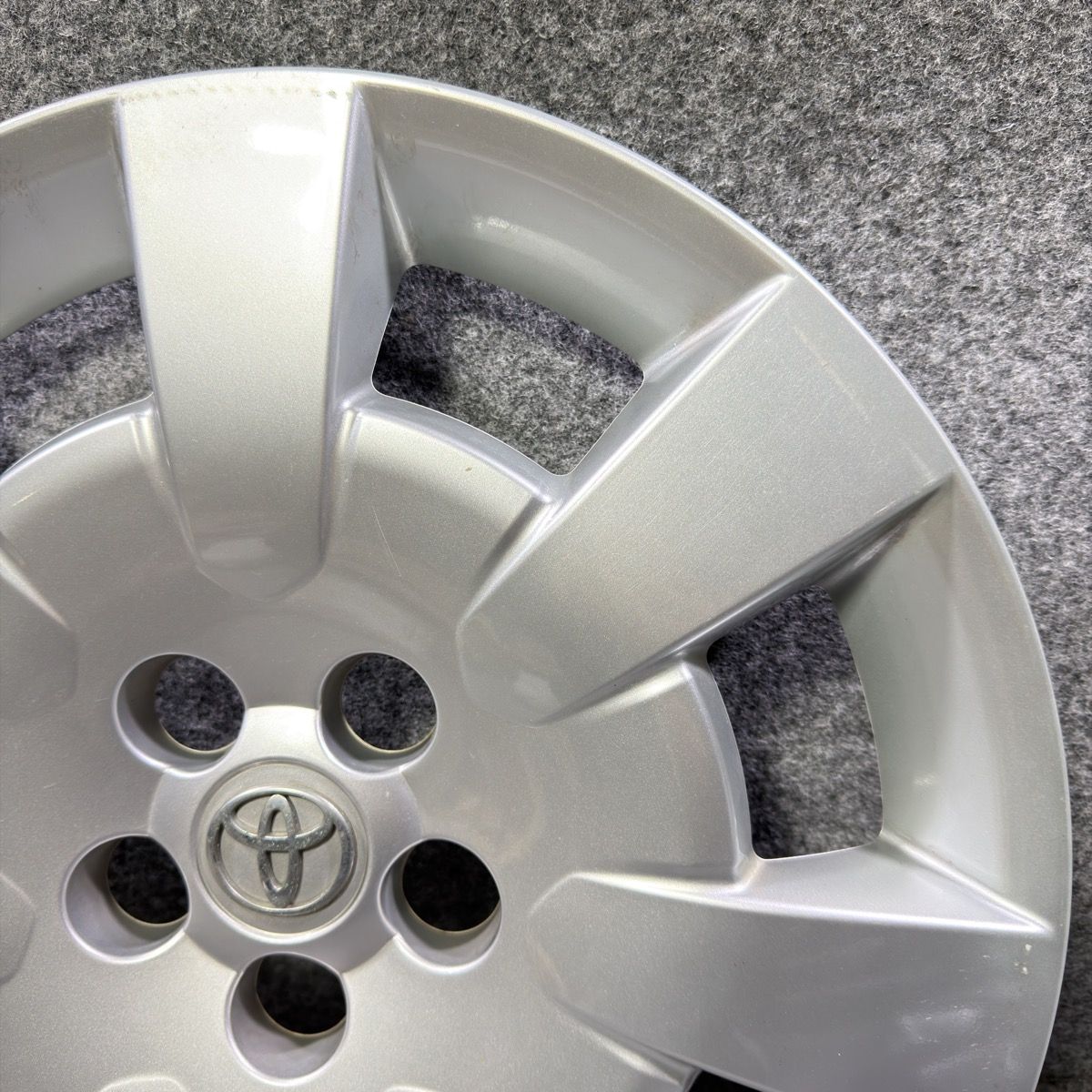 中古】トヨタ アベンシス 純正 16インチ ホイールキャップ 1枚 42602
