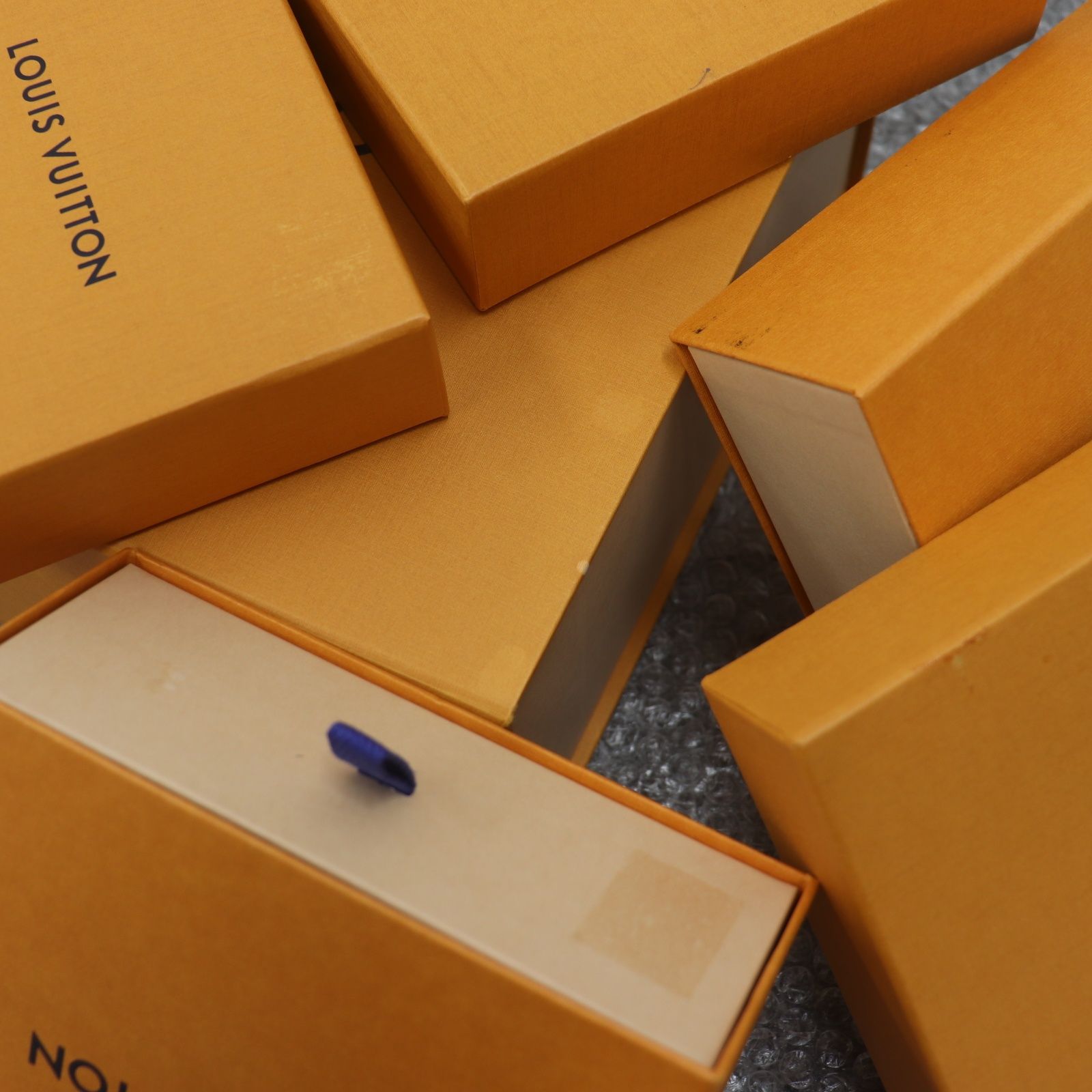 ルイヴィトン 空箱19個 紙袋25枚 リボン14本 メッセージカード13枚 ITZ69NAK81W0 LOUIS VUITTON ルイヴィトン BOX 空き箱 ショッパー 純正