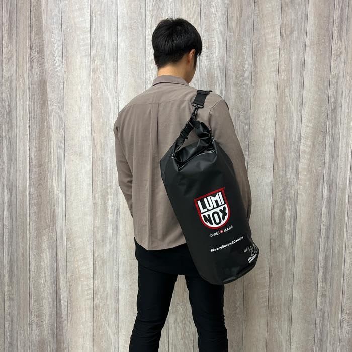 ルミノックス LUMINOX 20L 防水バッグ ドラム型 2WAY ストラップ付き 斜め掛け可能 JBA.L009 Bolsa Waterproof 60 cm x 24 cm ドライバッグ ブラック キャンプ アウトドア ジムバッグ [並行輸入品]pms