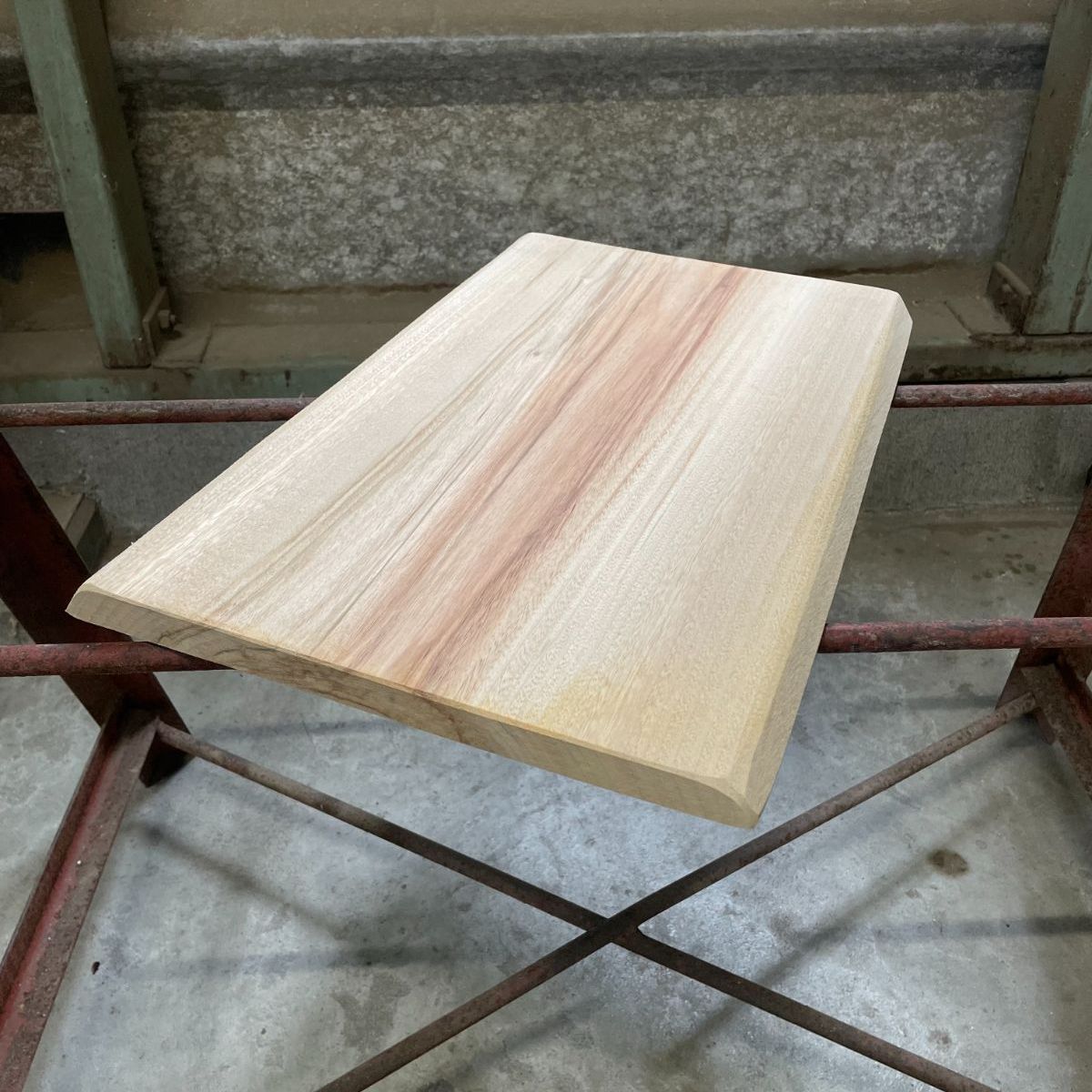 国産楠 一枚板 耳付き 長さ45cm×幅29～30cm×厚み2cm サンダー仕上げ