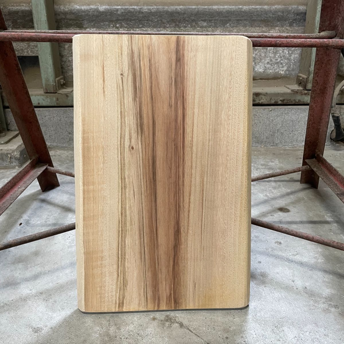国産楠 一枚板 耳付き 長さ45cm×幅29～30cm×厚み2cm サンダー仕上げ
