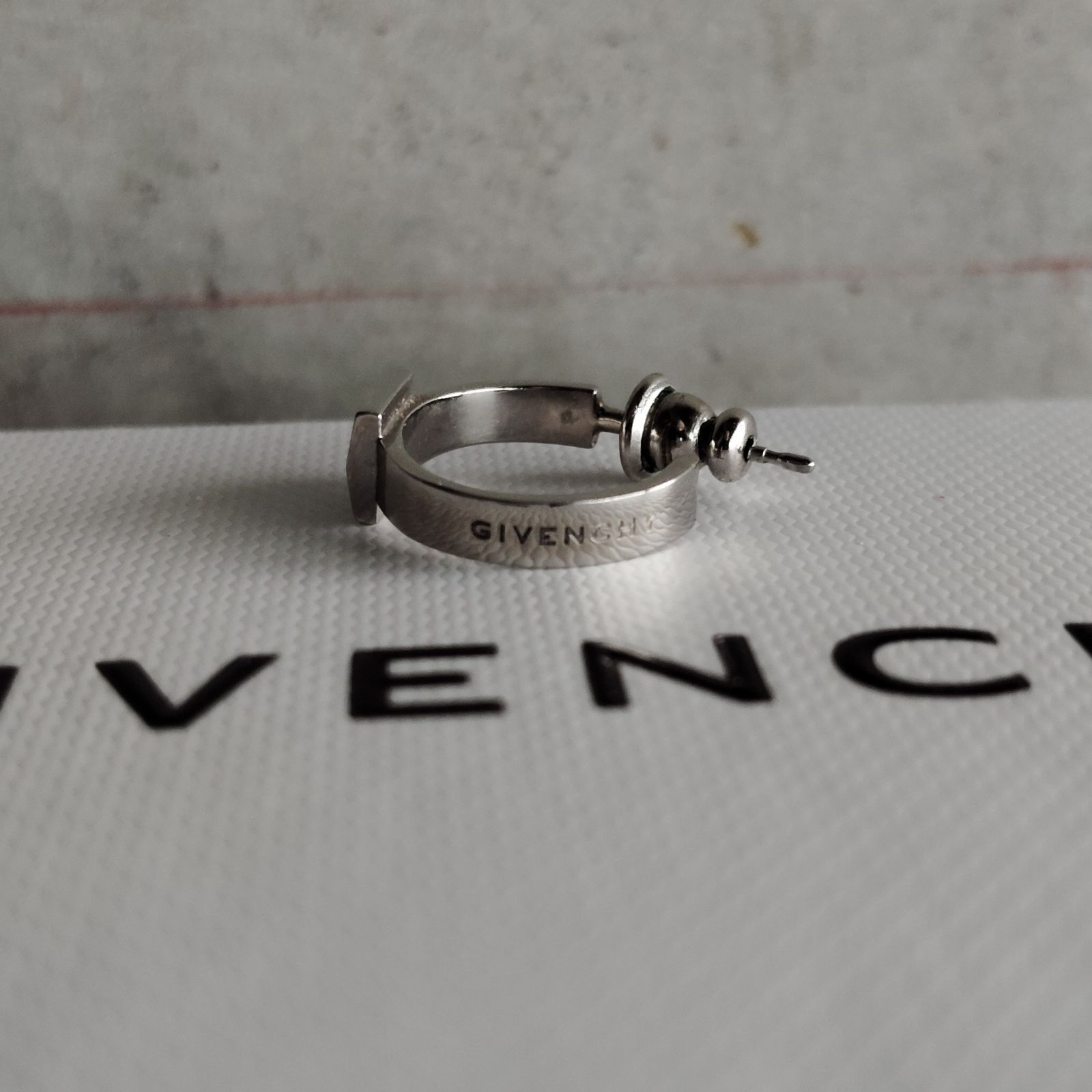 GIVENCHY 4Gモノグラム フープピアス シルバー 片耳 ジバンシー - メルカリ