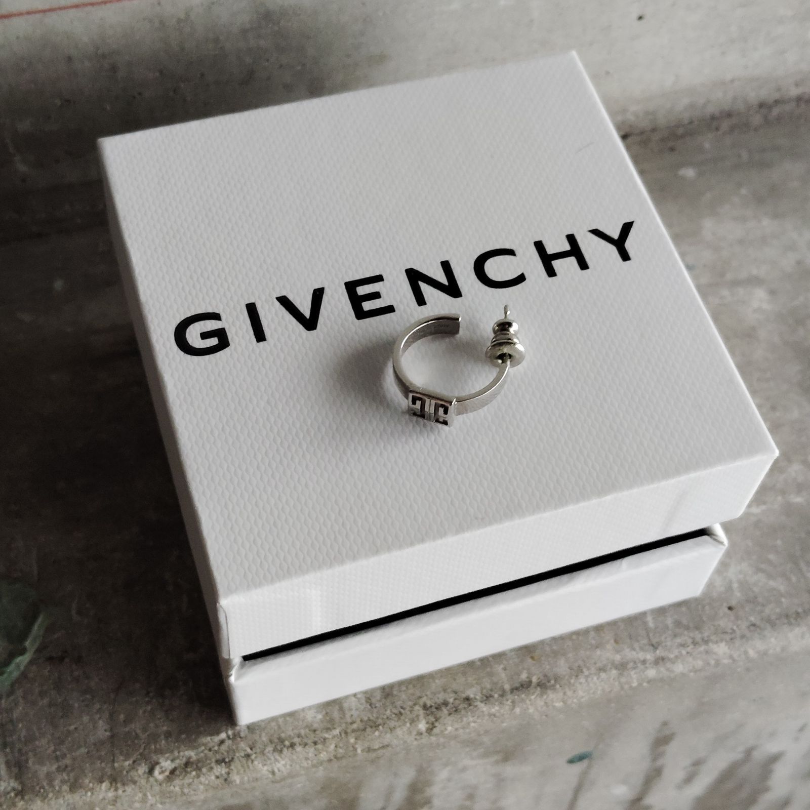 GIVENCHY 4Gモノグラム フープピアス シルバー 片耳 ジバンシー - メルカリ