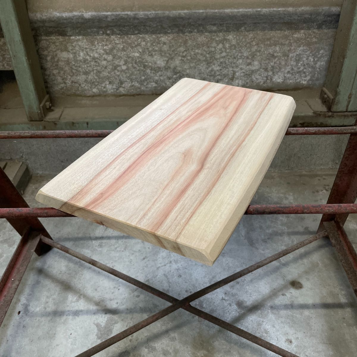 国産楠 一枚板 耳付き 長さ45cm×幅25.5～26cm×厚み2cm サンダー仕上げ