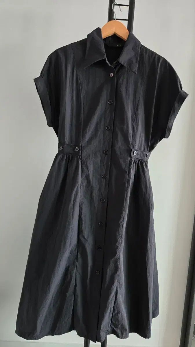 ジーカット ブラック シャカシャカ素材ワンピース (高級感があり、きれいです)