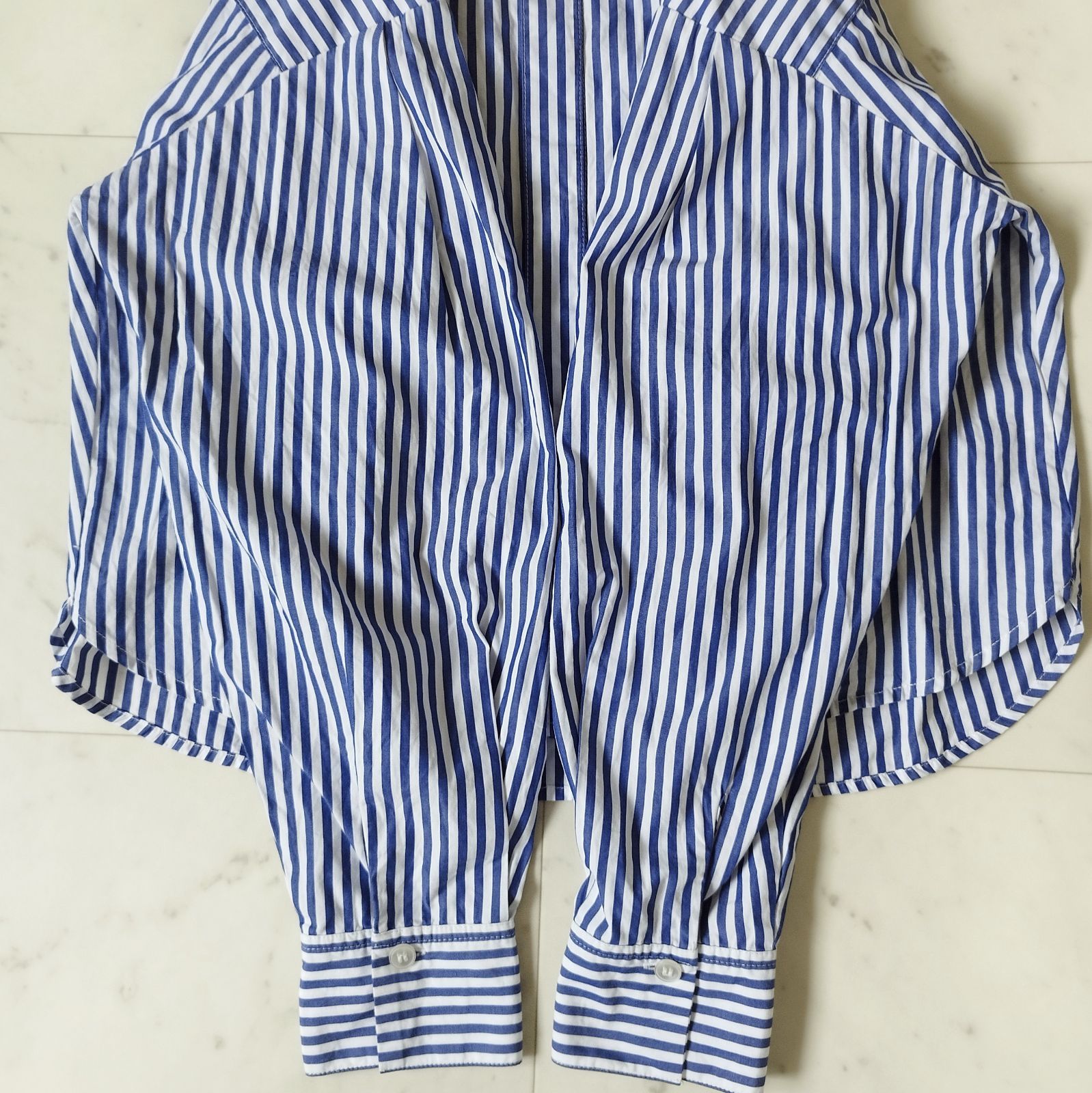 美品【アダムエロペ】タックスリーブクロップドシャツFサイズ ブルー 