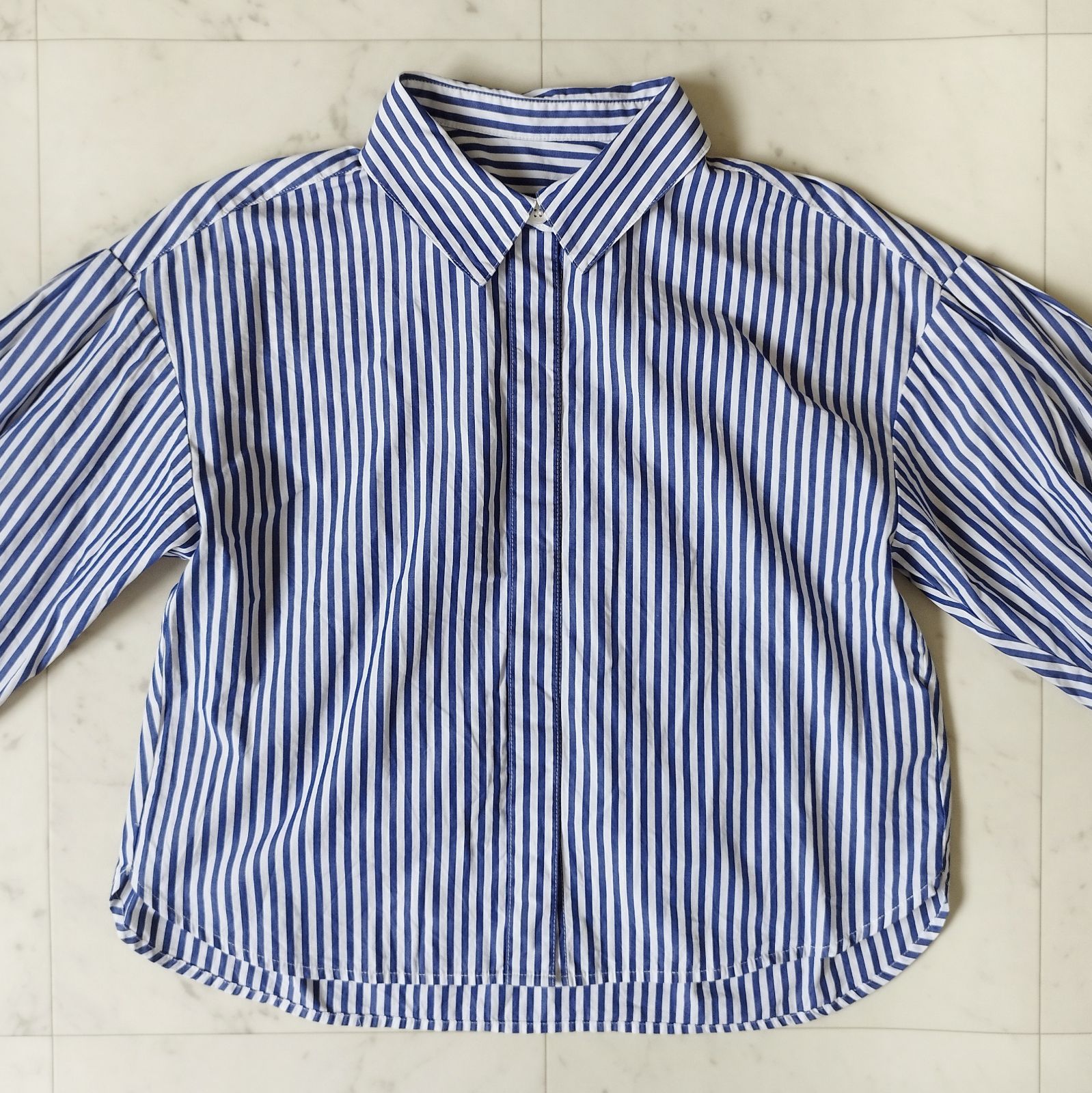 美品【アダムエロペ】タックスリーブクロップドシャツFサイズ ブルー 