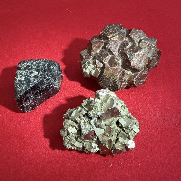 鉱物 パイライト 黄鉄鉱系 原石 469g 現状品 ※外観判断・鑑別書なし