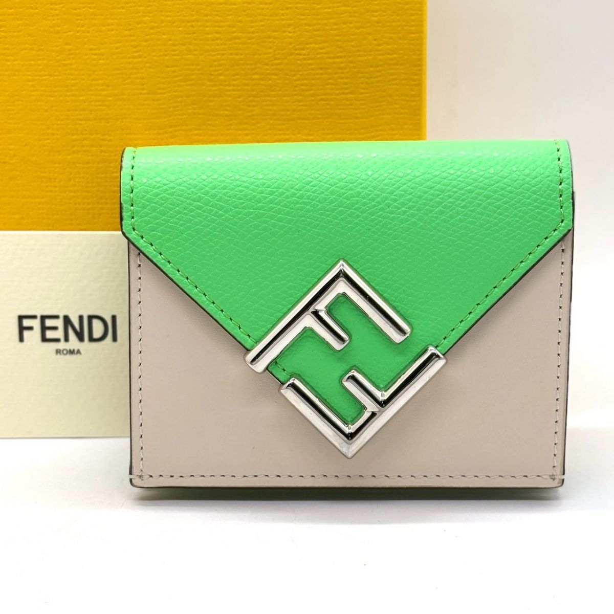 鮮やかグリーンが映える】 FENDI 三つ折り財布 FFダイヤモンド ズッカ