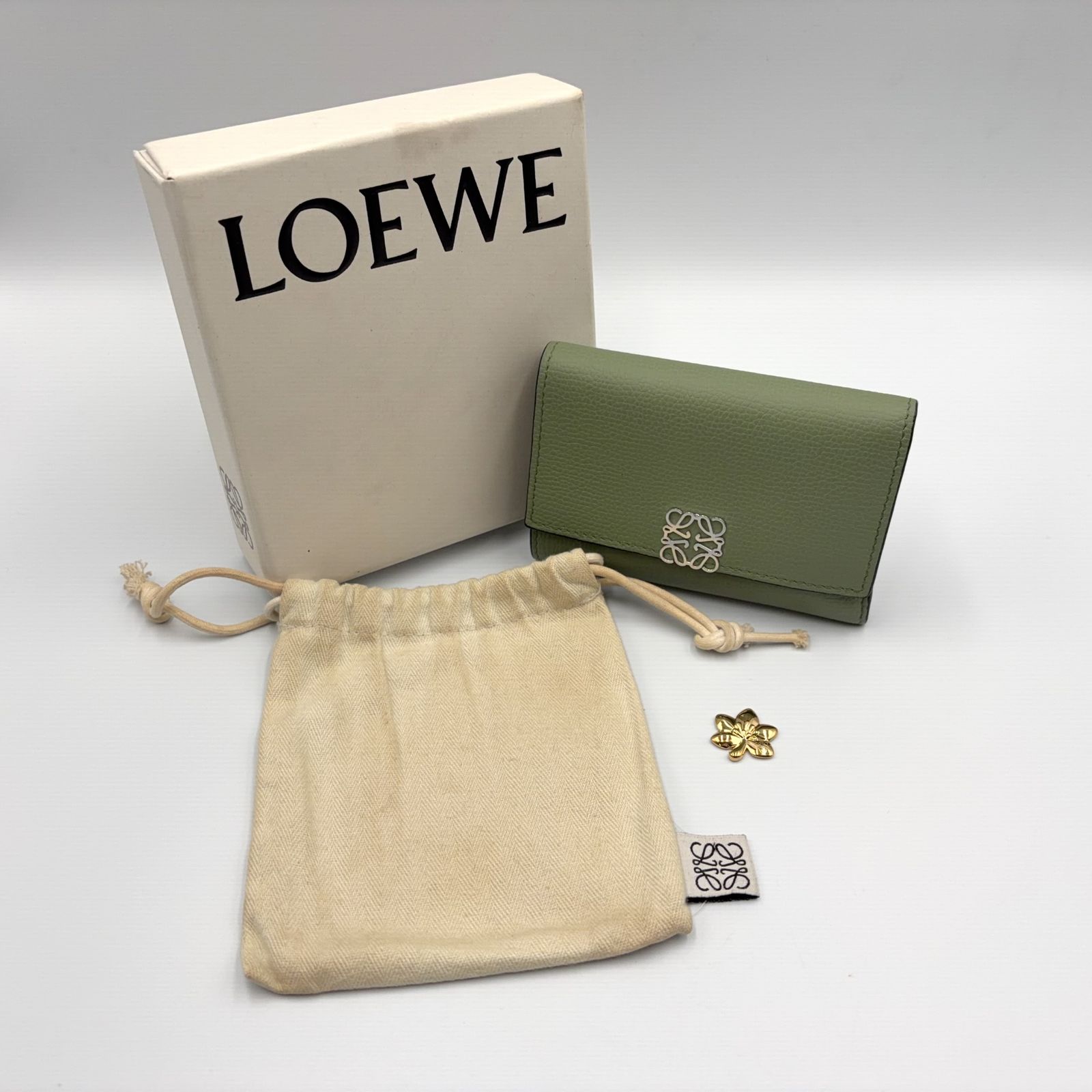 新着】LOEWE ロエベ 財布 カーキグリーン アナグラム トライフォールド