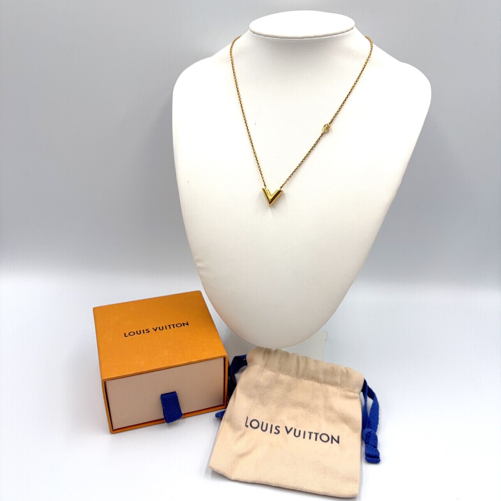 Louis Vuittonゴールドネックレス 新着】LOUIS VUITTON エセンシャル V メタル ネックレス ゴールド