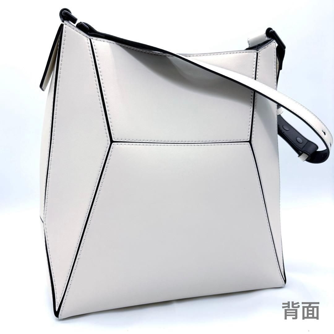 極美品】チャールズ&キース ナスリン ジオメトリックトートバッグ 白