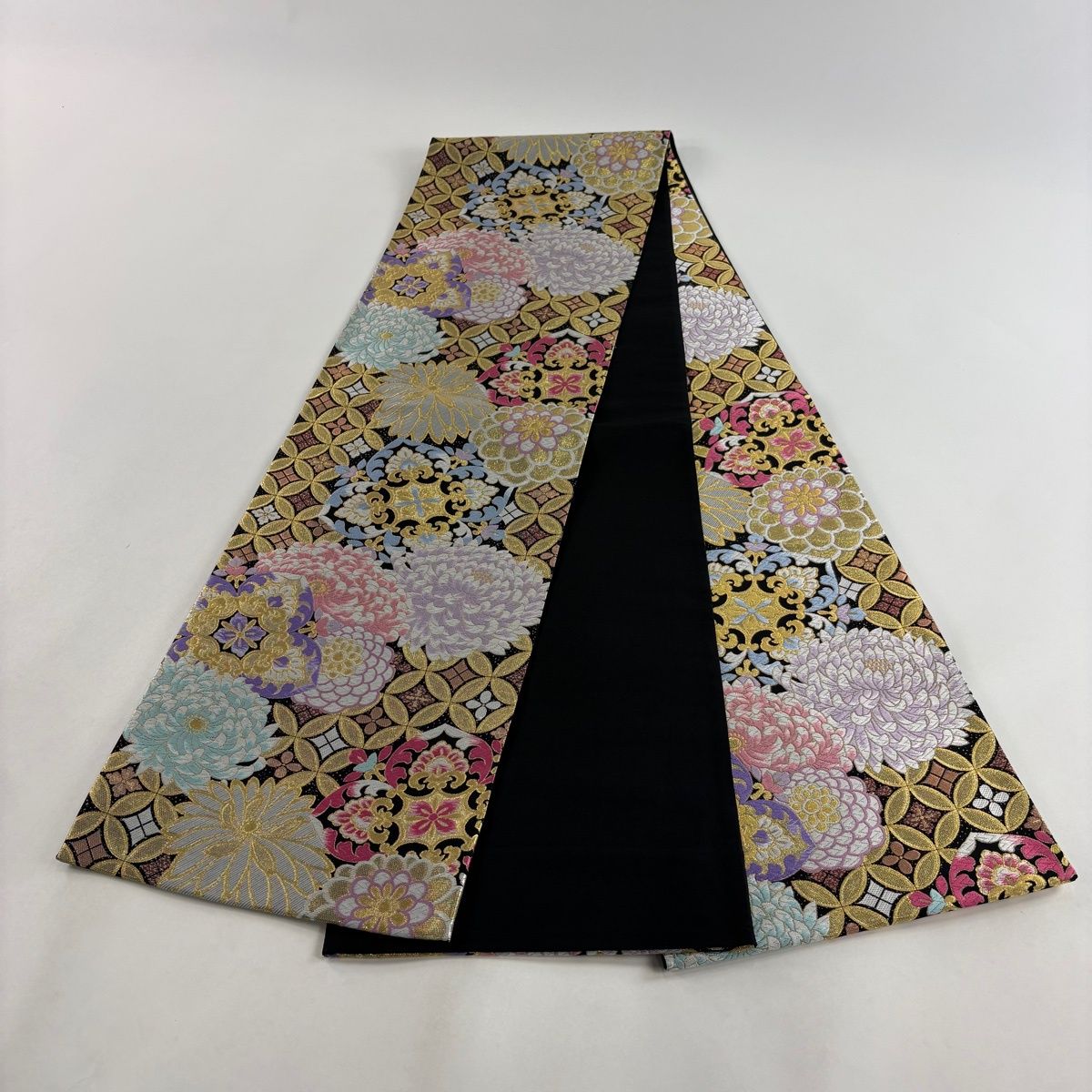 美品】 袋帯 秀品 振袖向き 菊 七宝 唐織 金糸 黒 全通 正絹 【中古