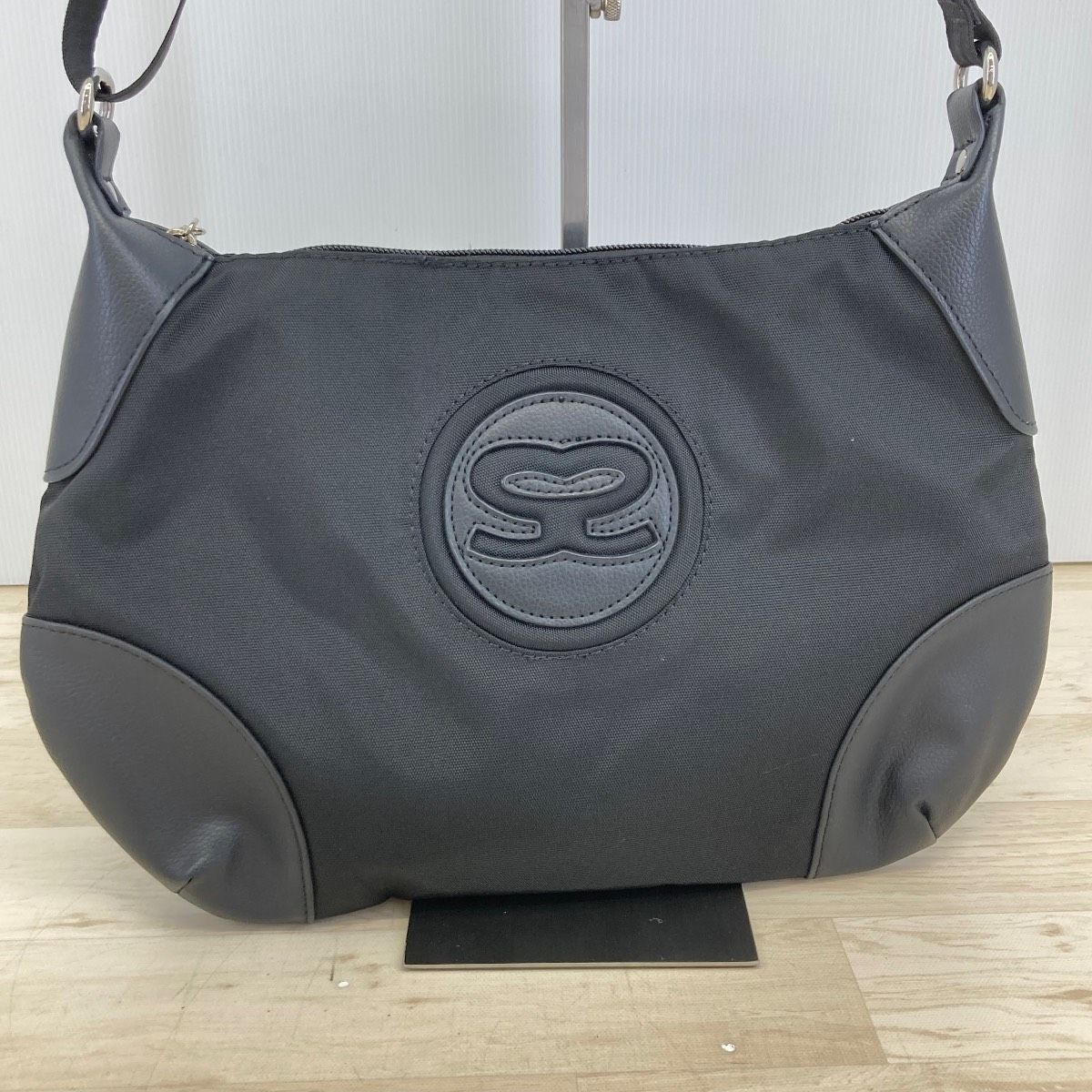 美品 SAVOY/サボイ ショルダーバッグ ブラック/黒 ロゴ入りチャーム 