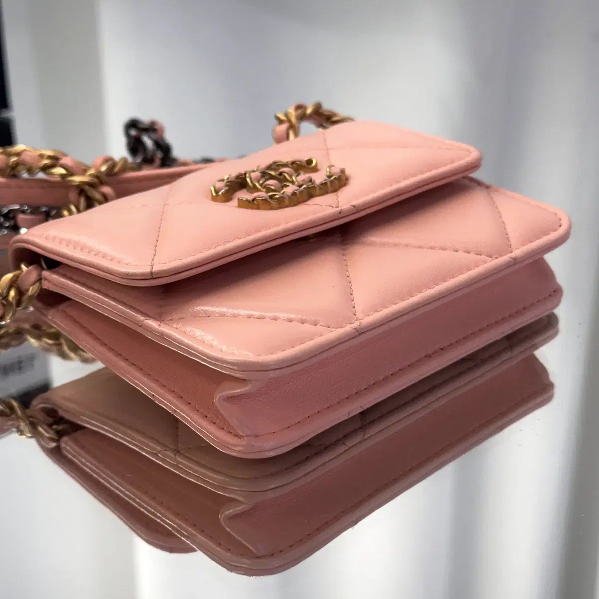 シャネル 19 チェーン 財布 ラムスキン フラップバッグ ベイビー