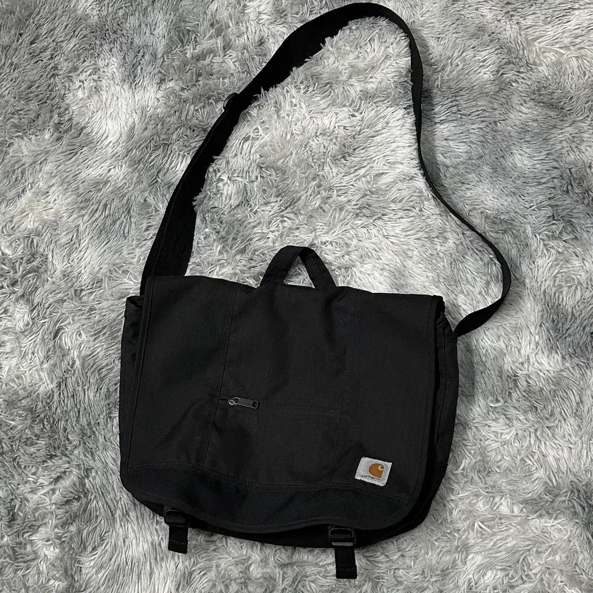 Carhartt カーハート メッセンジャーバッグ ブラック - メルカリ