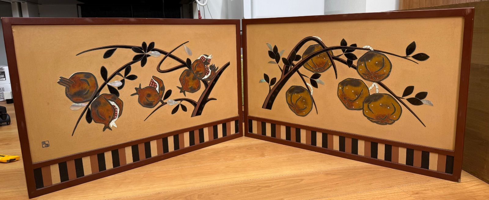 漆芸作品 二曲屏風 螺鈿細工 七宝細工 石榴 柿 衝立 和風インテリア 飾り屏風 和家具 床の間 玄関飾り 昭和レトロ