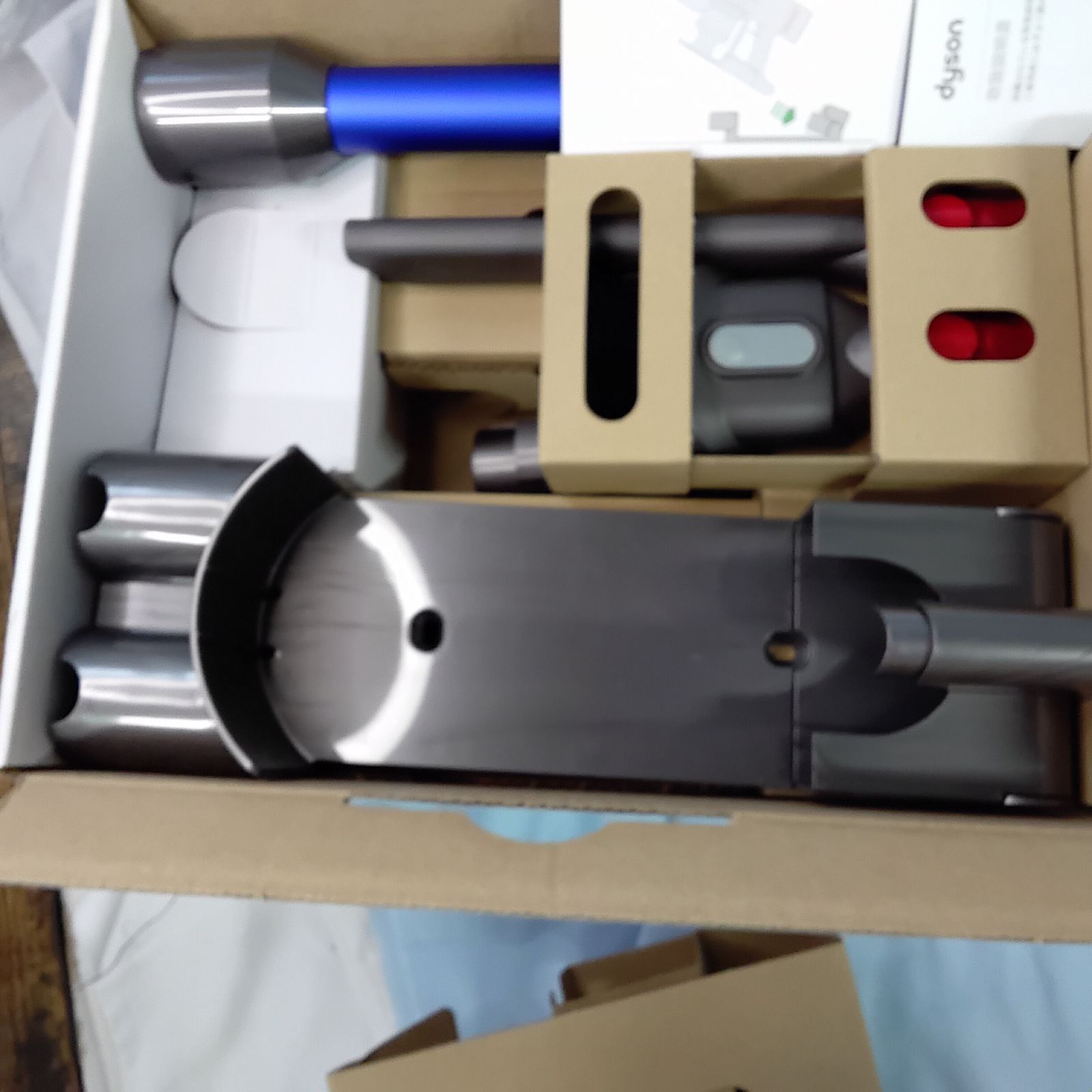 完全未使用 美品 ダイソン コードレス掃除機 Dyson V8 Slim Fluffy