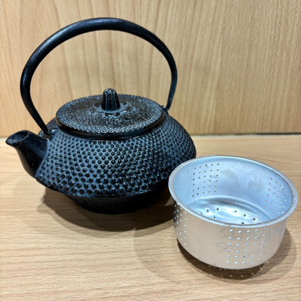 OG266149953南部鉄器 鉄瓶 急須 桜 茶こし付き - メルカリ