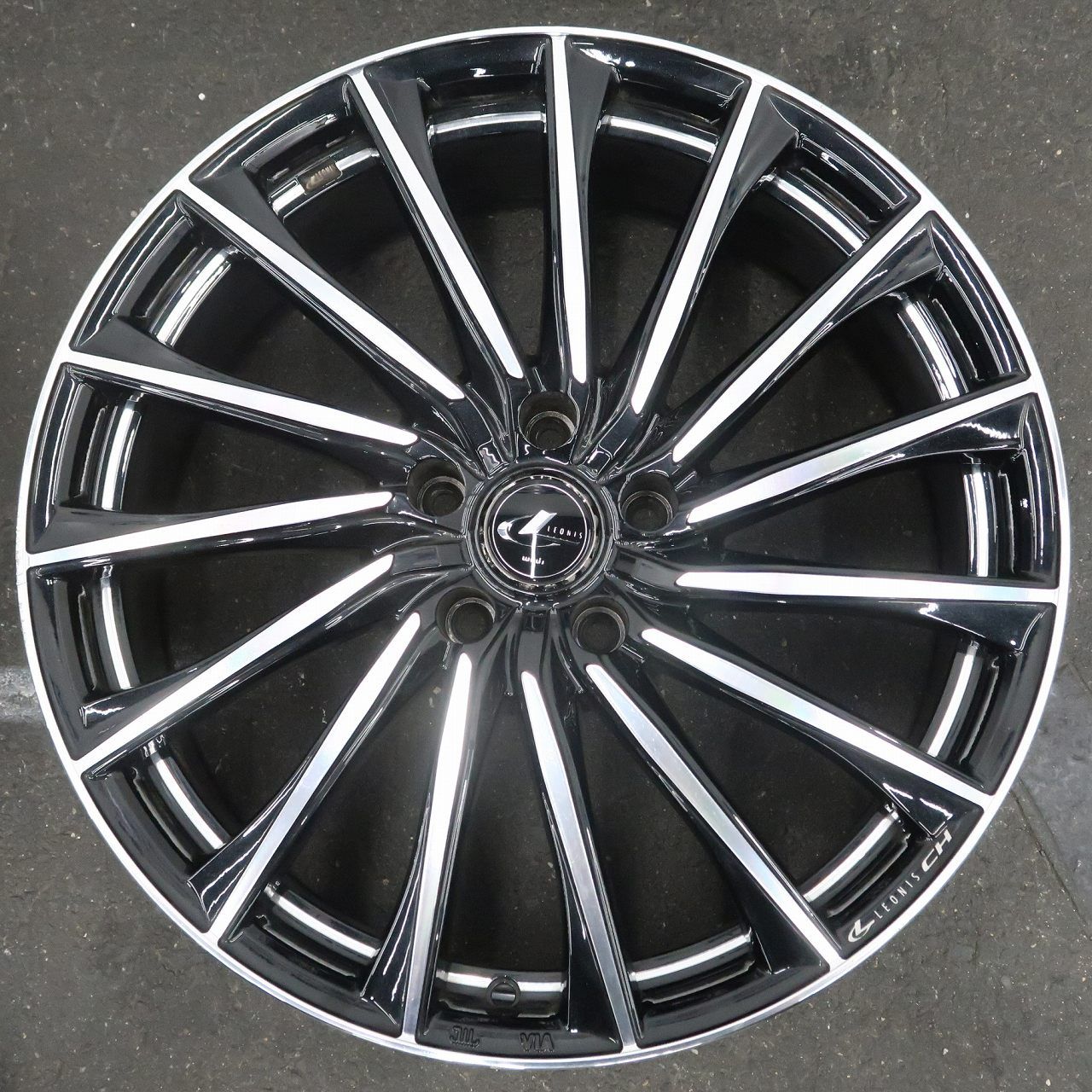 WEDS LEONIS IT 19×8J 5H 114.3 +35 × DUNLOP VEURO VE304 235/55R19