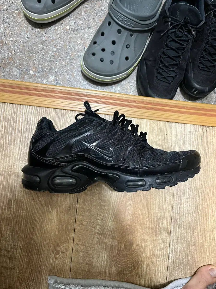 ナイキ エアマックス プラス トリプルブラック 11,829円