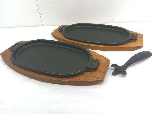 26g-717x【中古】南部鉄器 IWACHU 岩鋳 ｽﾃｰｷ皿 2枚ｾｯﾄ ﾊﾝﾄﾞﾙ1本付き 箱