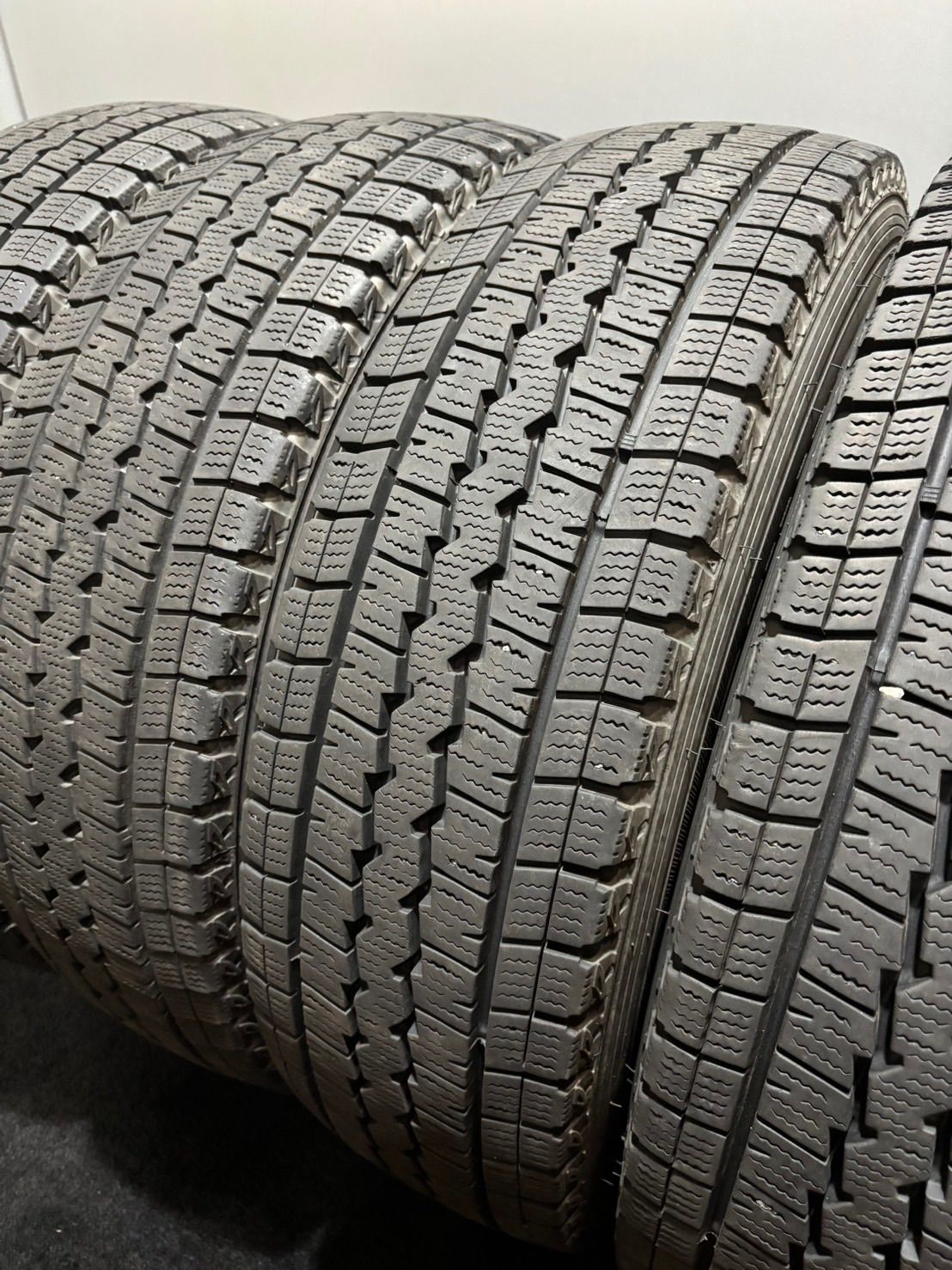 ★195/80R15 107/105L LT DUNLOP/WINTER MAXX SV01 22年製 スタッドレス 4本 ダンロップ ハイエース キャラバン (南9-M710)