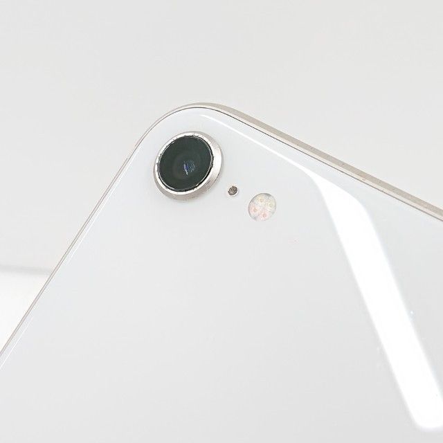 iPhoneSE 第3世代 64GB ドコモ スターライト 送料無料 本体 c21217