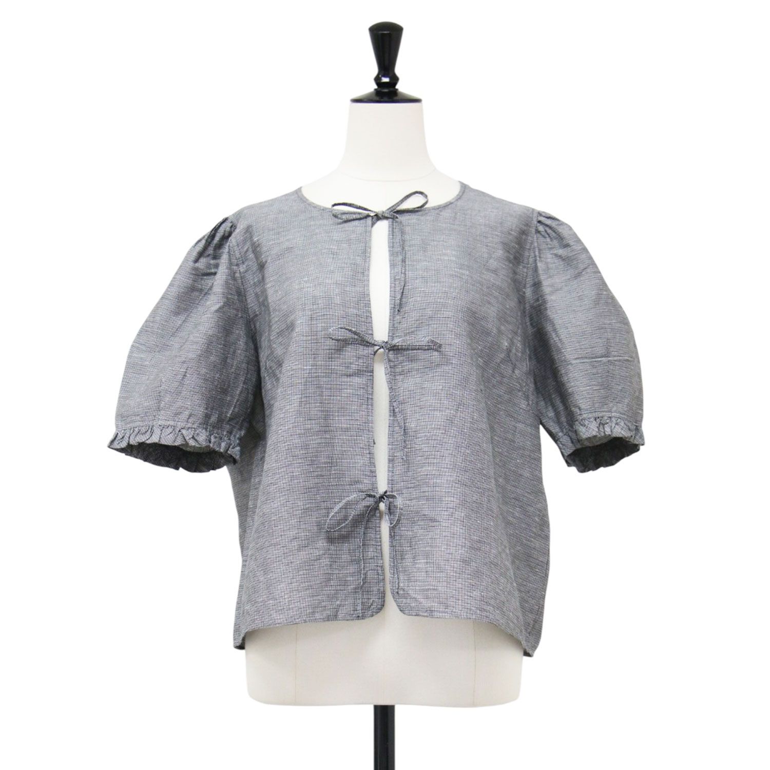 THE SHINZONE ザシンゾーン ブラウス グレー サイズ:FREE 25春夏 オープンリボン ブラウス OPEN RIBBON BLOUSE 半袖 5分丈 ボリュームスリーブ ラウンドネック ギャザー フリル【レディース】【中古】